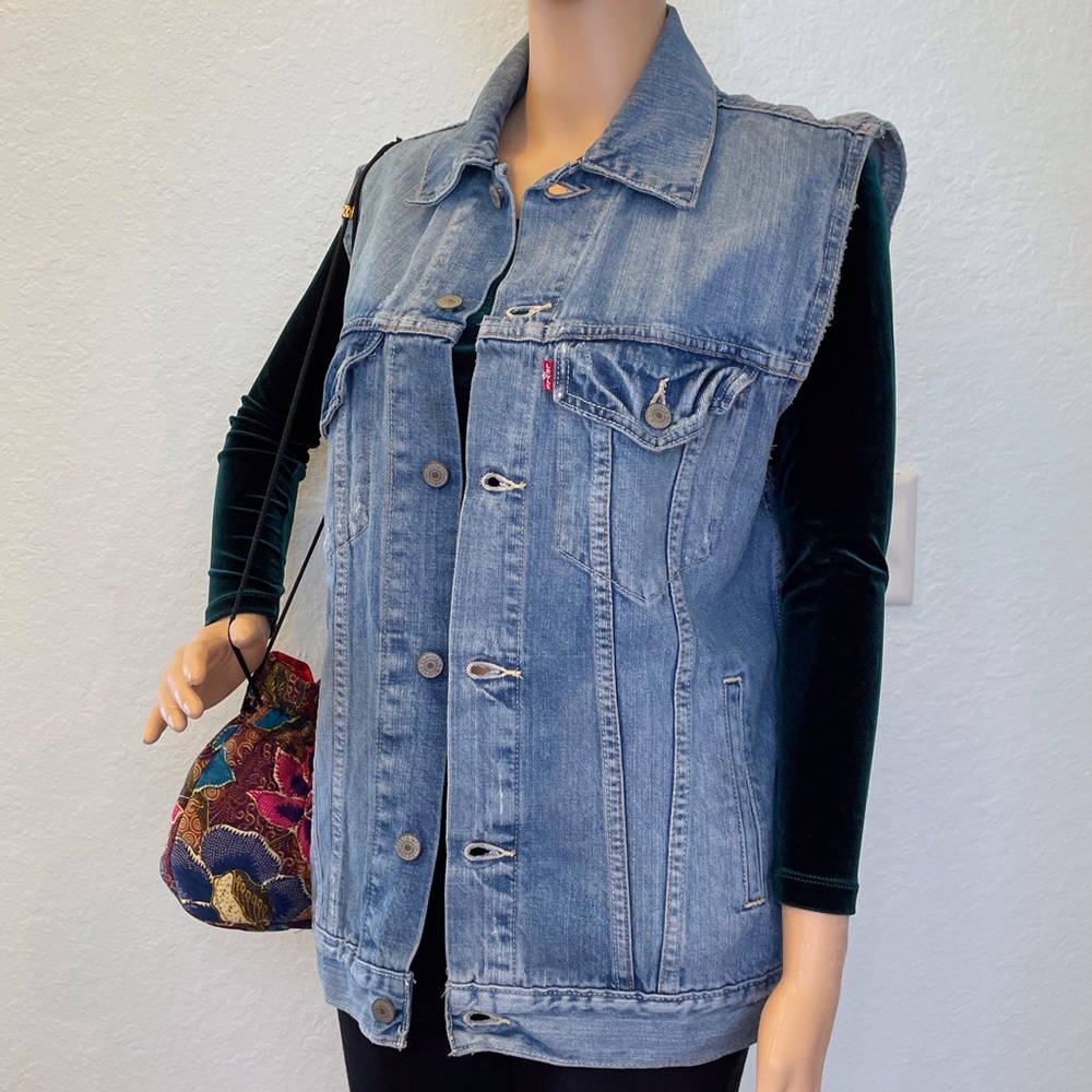Vintage 90’s oversized medium wash Levi’s vest with pockets and grommet buttons!